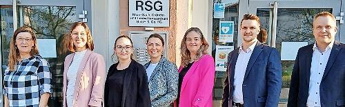 F&uuml;nf der insgesamt sieben Absolventinnen und Absolventen des Lehrgangs &bdquo;Fachwirt/in im Gesundheits- und Sozialwesen (IHK)&ldquo; mit Grit Hina und Dr. Matthias Wagner (beide RSG Bad Kissingen)