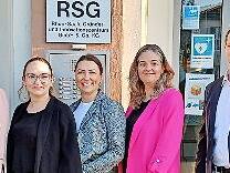 Fünf der insgesamt sieben Absolventinnen und Absolventen des Lehrgangs „Fachwirt/in im Gesundheits- und Sozialwesen (IHK)“ mit Grit Hina und Dr. Matthias Wagner (beide RSG Bad Kissingen) Fünf der insgesamt sieben Absolventinnen und Absolventen des Lehrgangs „Fachwirt/in im Gesundheits- und Sozialwesen (IHK)“ mit Grit Hina und Dr. Matthias Wagner (beide RSG Bad Kissingen)