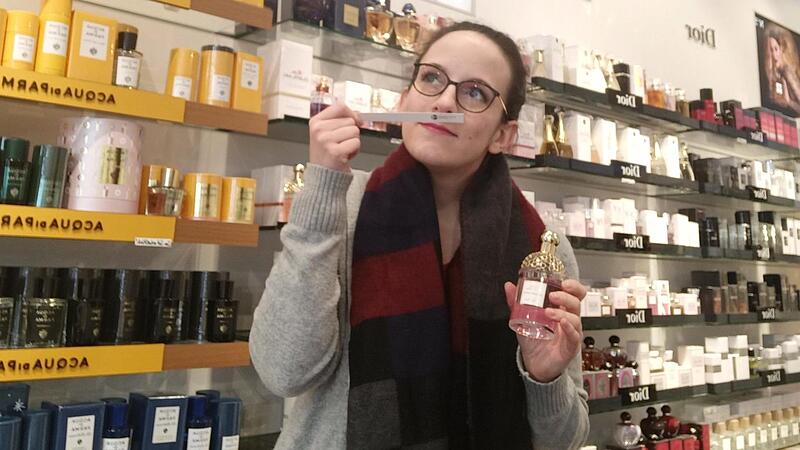 Graziella Di Maria, Filialleiterin der Top Parfümerie in Forchheim, darf Kosmetik und Parfüms während des Corona-Lockdowns nur nach  Bestellung verkaufen.Forchheim & Fränkische Schweiz