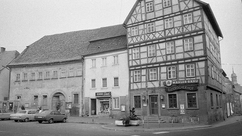 Der Bayerische Hof sollte vor 50 Jahren abgerissen werden, damit der Verkehr besser rollen kann. Nach einigen Querelen entschied sich der Stadtrat, lieber auf den Bau einer Umgehungsstraße zu setzen. Auf die missten sie aber noch 17 Jahre warten. Der Bayerische Hof sollte vor 50 Jahren abgerissen werden, damit der Verkehr besser rollen kann. Nach einigen Querelen entschied sich der Stadtrat, lieber auf den Bau einer Umgehungsstraße zu setzen. Auf die missten sie aber noch 17 Jahre warten.