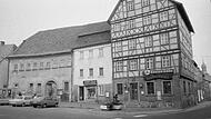 Der Bayerische Hof sollte vor 50 Jahren abgerissen werden, damit der Verkehr besser rollen kann. Nach einigen Querelen entschied sich der Stadtrat, lieber auf den Bau einer Umgehungsstra&szlig;e zu setzen. Auf die missten sie aber noch 17 Jahre warten.