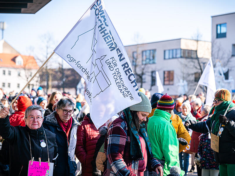 Die sch&ouml;nsten Impressionen von der Menschenkette der Omas gegen Rechts am 8. Februar in Forchheim.