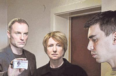 Die Berliner Kommissare Susanne Bonard (Corinna Harfouch) und Robert Karow (Mark Waschke, links) suchen den Mörder eines Lieferfahrers.