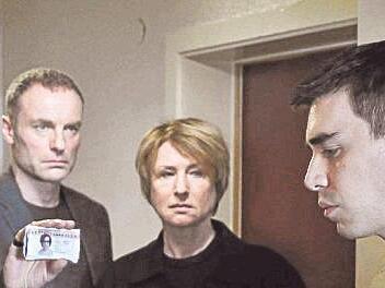 Die Berliner Kommissare Susanne Bonard (Corinna Harfouch) und Robert Karow (Mark Waschke, links) suchen den Mörder eines Lieferfahrers.