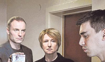 Die Berliner Kommissare Susanne Bonard (Corinna Harfouch) und Robert Karow (Mark Waschke, links) suchen den Mörder eines Lieferfahrers.