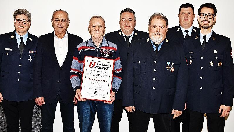 F&uuml;r jahrzehntelangen Feuerwehrdienst und ehrenamtliche Vereinst&auml;tigkeiten wurde Klaus Barnickel zum Ehrenmitglied der Feuerwehr Woffendorf ernannt; die Auszeichnung durch Vorsitzenden Matthias H&uuml;mmer (Mitte) erfolgte im Beisein von Kreisbrandmeist...