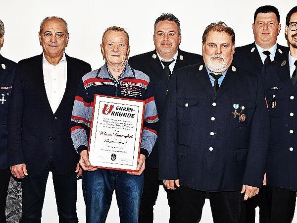 F&uuml;r jahrzehntelangen Feuerwehrdienst und ehrenamtliche Vereinst&auml;tigkeiten wurde Klaus Barnickel zum Ehrenmitglied der Feuerwehr Woffendorf ernannt; die Auszeichnung durch Vorsitzenden Matthias H&uuml;mmer (Mitte) erfolgte im Beisein von Kreisbrandmeist...