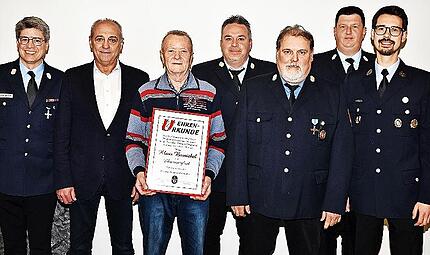 Für jahrzehntelangen Feuerwehrdienst und ehrenamtliche Vereinstätigkeiten wurde Klaus Barnickel zum Ehrenmitglied der Feuerwehr Woffendorf ernannt; die Auszeichnung durch Vorsitzenden Matthias Hümmer (Mitte) erfolgte im Beisein von Kreisbrandmeist... Für jahrzehntelangen Feuerwehrdienst und ehrenamtliche Vereinstätigkeiten wurde Klaus Barnickel zum Ehrenmitglied der Feuerwehr Woffendorf ernannt; die Auszeichnung durch Vorsitzenden Matthias Hümmer (Mitte) erfolgte im Beisein von Kreisbrandmeist...