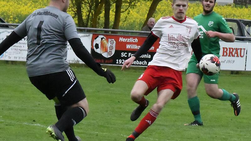 Der Diebacher Yannick Maurer (in wei&szlig;) taucht hier gef&auml;hrlich vor Machtilshausens Schlussmann Fabian Hollmeyer (links) auf. Im Hintergrund kann Lukas Koch nur noch zusehen. Maurer steuerte ein Tor zum 3:1-Sieg der Diebacher bei.
