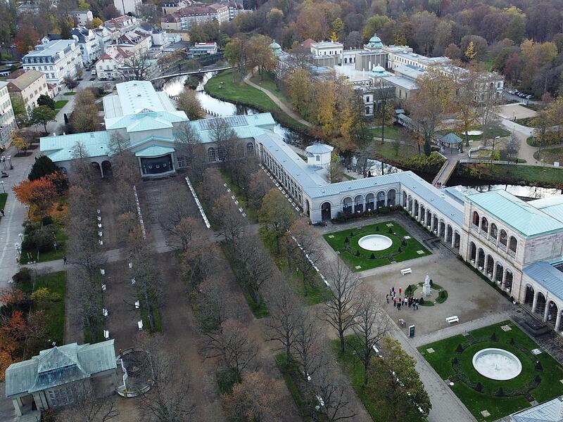 Blick auf die zentralen Kuranlagen mit Wandelhalle, Arkadenbau, Kurgarten und Luitpoldbad. Blick auf die zentralen Kuranlagen mit Wandelhalle, Arkadenbau, Kurgarten und Luitpoldbad.