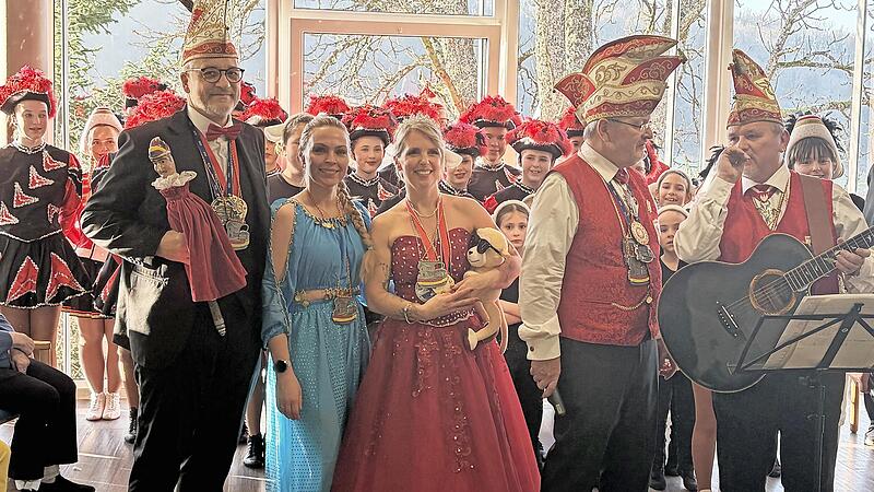 Lisa Böhme im blauen Kostüm gemeinsam mit dem Karnevalsverein Bad Brückenau. Lisa Böhme im blauen Kostüm gemeinsam mit dem Karnevalsverein Bad Brückenau.