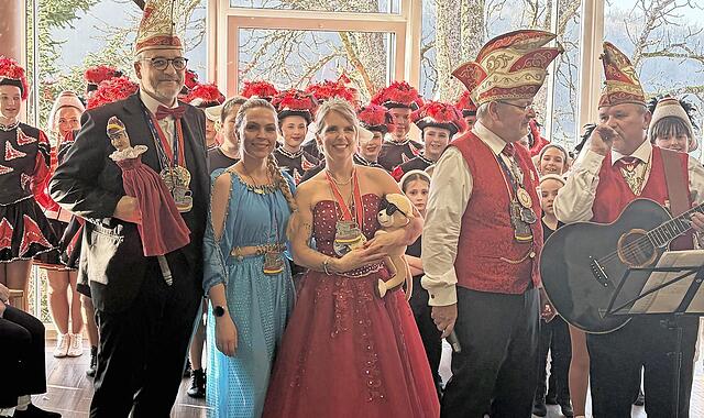 Lisa Böhme im blauen Kostüm gemeinsam mit dem Karnevalsverein Bad Brückenau. Lisa Böhme im blauen Kostüm gemeinsam mit dem Karnevalsverein Bad Brückenau.