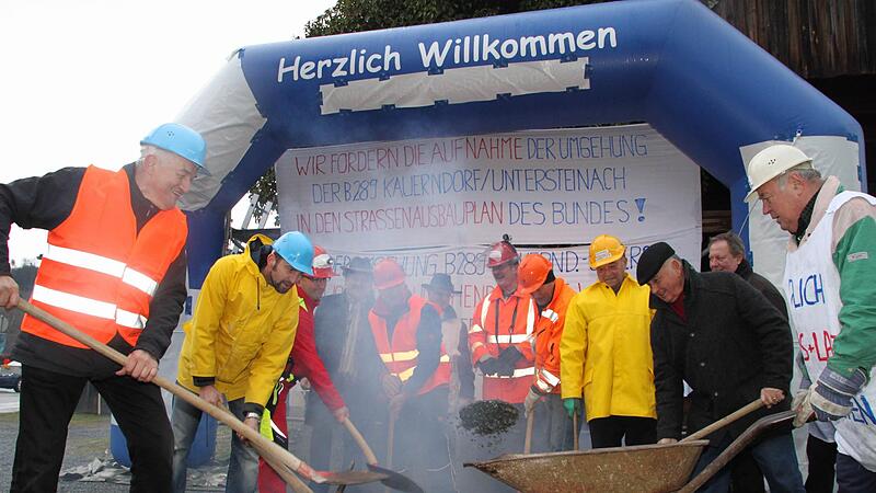 Bereits 2011 fand w&auml;hrend einer Protestaktion ein "erster Spatenstich" f&uuml;r die Umgehung Kauerndorf statt.