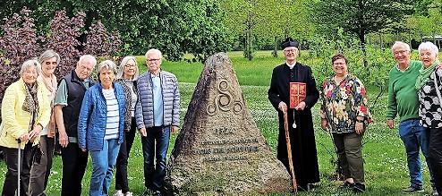 Einige Teilnehmer begaben sich mit „Pfarrer Schöppner“ ( Jochen Bock) zum Gedenkstein, der im Kurpark von Bad Bocklet steht.