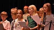 Schülerinnen und Schüler sangen gemeinsam.