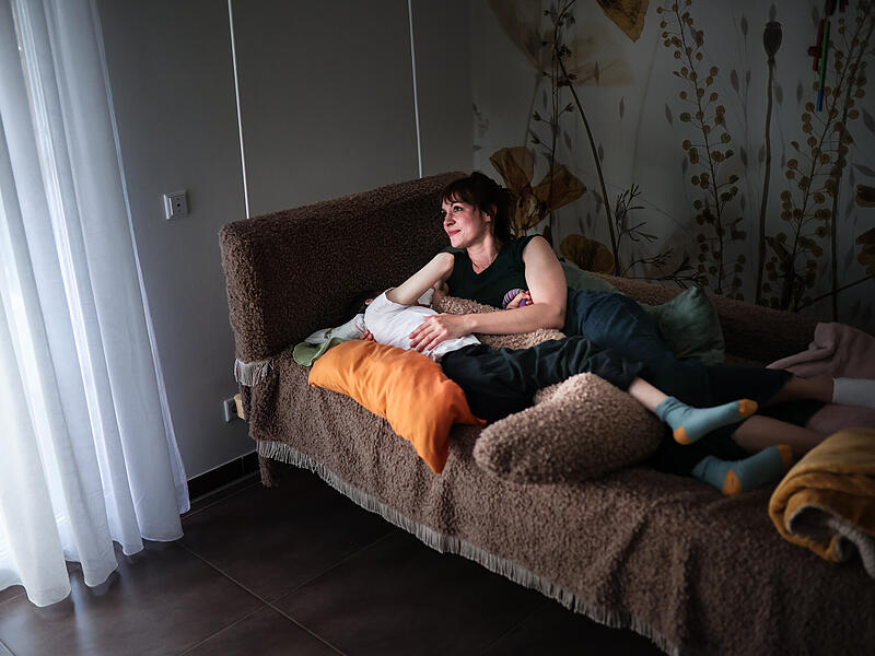 Olivia und Kristin Meiss Da Olivia auf Bewegungen reagiert, haben ihre Großeltern ein Bett mit Seilen und Karabinern an der Decke befestigt, sodass es über den Boden schwingen kann.