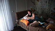 Da Olivia auf Bewegungen reagiert, haben ihre Gro&szlig;eltern ein Bett mit Seilen und Karabinern an der Decke befestigt, sodass es &uuml;ber den Boden schwingen kann.