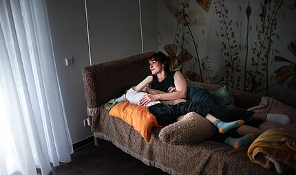 Da Olivia auf Bewegungen reagiert, haben ihre Gro&szlig;eltern ein Bett mit Seilen und Karabinern an der Decke befestigt, sodass es &uuml;ber den Boden schwingen kann.