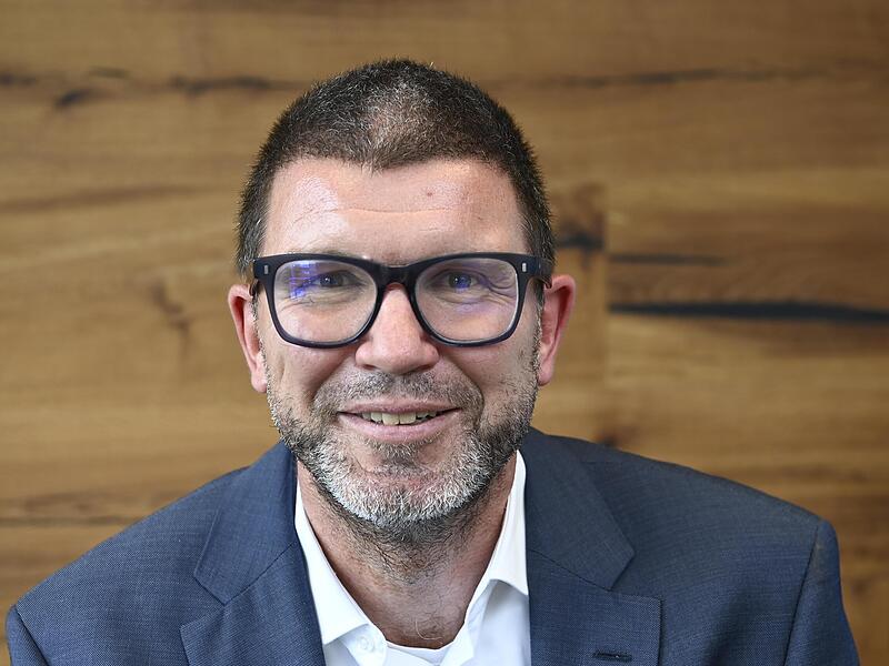 Die Regierung bleibt hinter den Reform-Ank&uuml;ndigungen des Kanzlers zur&uuml;ck. Doch ein paar klare Ansagen f&uuml;r die Zukunft des Landes m&uuml;ssten doch m&ouml;glich sein, fordert unser Autor Peter M&uuml;ller.