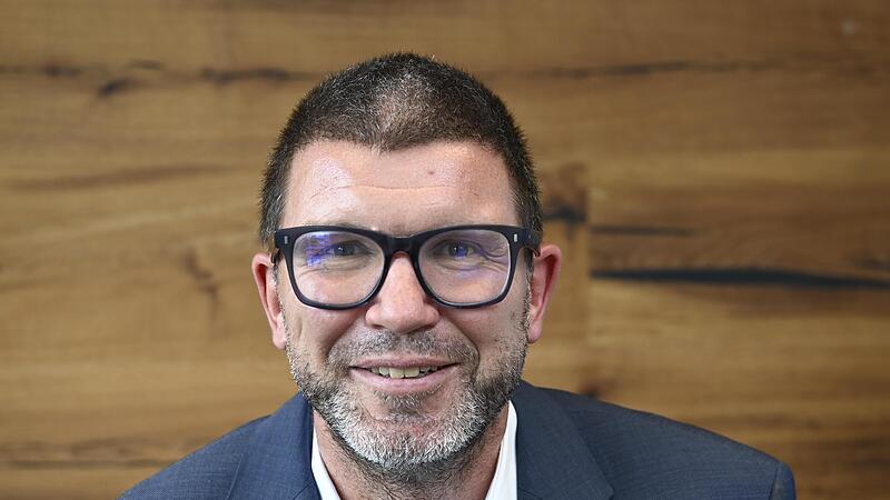 Die Regierung bleibt hinter den Reform-Ank&uuml;ndigungen des Kanzlers zur&uuml;ck. Doch ein paar klare Ansagen f&uuml;r die Zukunft des Landes m&uuml;ssten doch m&ouml;glich sein, fordert unser Autor Peter M&uuml;ller.