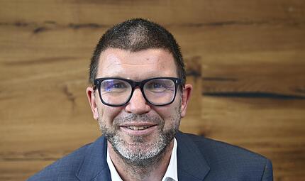 Die Regierung bleibt hinter den Reform-Ank&uuml;ndigungen des Kanzlers zur&uuml;ck. Doch ein paar klare Ansagen f&uuml;r die Zukunft des Landes m&uuml;ssten doch m&ouml;glich sein, fordert unser Autor Peter M&uuml;ller.