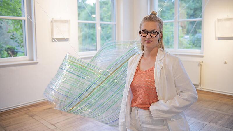 Die Luxemburger K&uuml;nstlerin Charlotte Payet macht aus weggeworfenen PET-Flaschen Kunstobjekte.