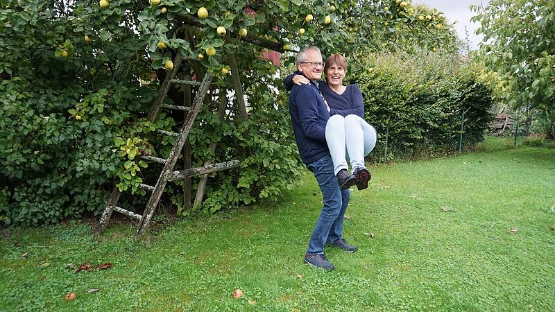 Ein Leichtes f&uuml;r Herrn Leicht: Bernhard Leicht aus Niederf&uuml;llbach bei Coburg tr&auml;gt seine Frau Corinna gerne mal auf H&auml;nden.