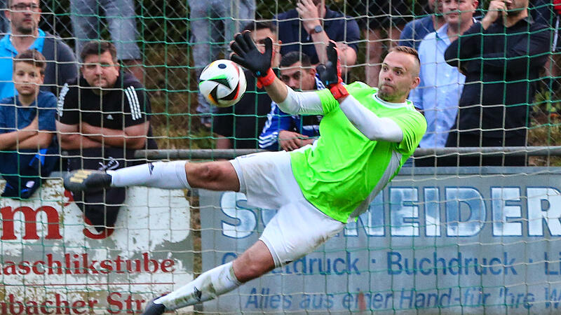 Manuel Fröba vom TSV Windheim hält einen seiner drei Elfmeter im Relegationsspiel gegen den TSV Ludwigsstadt. Manuel Fröba vom TSV Windheim hält einen seiner drei Elfmeter im Relegationsspiel gegen den TSV Ludwigsstadt.