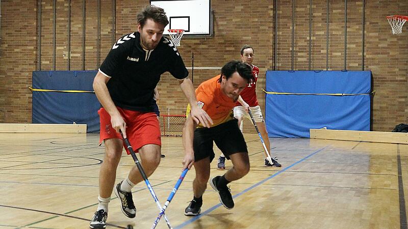 Laufduell um den Ball: Sportreporter Tobias Herrling (links) versuchte sich im Floorball. Die Sportart zählt in Deutschland zu den Randsportarten, wird aber in Bamberg angeboten.