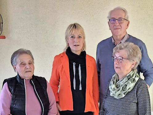 Vorsitzende Rosaline Koch (links) und Schriftf&uuml;hrerin Wiltrud Bauernschubert (vorne rechts) wurden aus ihrem &Auml;mtern verabschiedet. Kassier Anton Bauernschubert (hinten rechts) bleibt im Amt und sichert so das Fortbestehen der Kolpingsfamilie. Die...