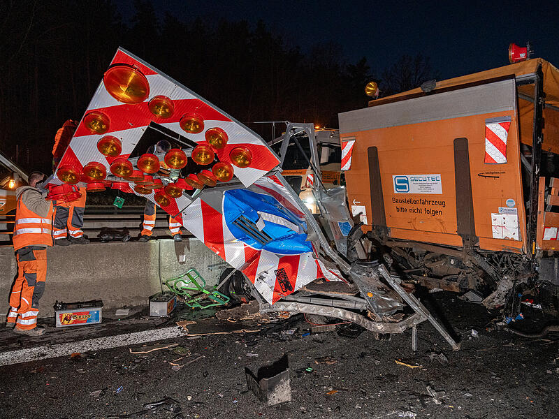 Land Rover kracht in Warnanh&auml;nger: Fahrer mittelschwer verletzt &ndash; Mindestens 100.000 Euro SchadenLandrover Warnanh&auml;nger A3