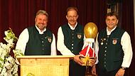 Nur zwei Vorsitzende hatte die Haßbergkapelle in den 25 Jahren mit dem jetzigen Vorsitzenden Roland Gehring (links) und dem früheren Vorsitzenden Manfred Weingold (rechts). Sie sprachen Klaus Schad ihren besonderen Dank aus.