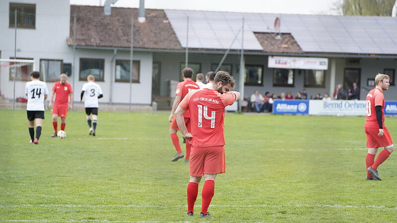 Der F&uuml;rther Spielertrainer Tim Rebhan (hier gegen Meeder im April) ist bedient.
