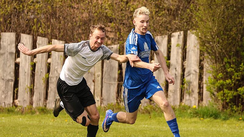 Laufduell zwischen dem Welitscher Angreifer Kai Gudlat (blau) und dem Steinberger Andre Wachter.