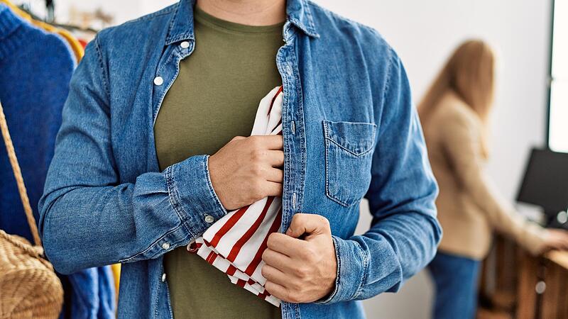 Eine Jacke im Wert von knapp 150 Euro ließ ein 19-Jähriger aus dem Maintal im Januar dieses Jahres in einem Bamberger Kaufhaus mitgehen. Doch nicht nur der Diebstahl wird ihm zur Last gelegt. Eine Jacke im Wert von knapp 150 Euro ließ ein 19-Jähriger aus dem Maintal im Januar dieses Jahres in einem Bamberger Kaufhaus mitgehen. Doch nicht nur der Diebstahl wird ihm zur Last gelegt.