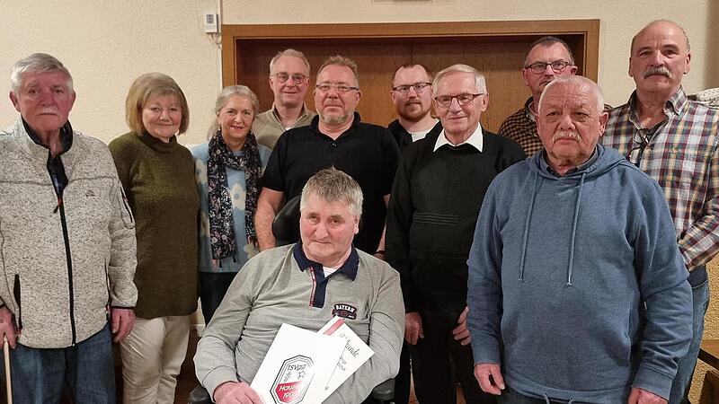 Gruppenbild mit den Geehrten, die Ihre Urkunden persönlich in Empfang genommen haben (von links): Josef Plener, Renate Wegemer, Christine Günther, Bernd Czelustek, Vorsitzender Wolfgang Lutz, Gerhard Wehner (vorne sitzend) 2. Vorsitzender Alwin Mi...