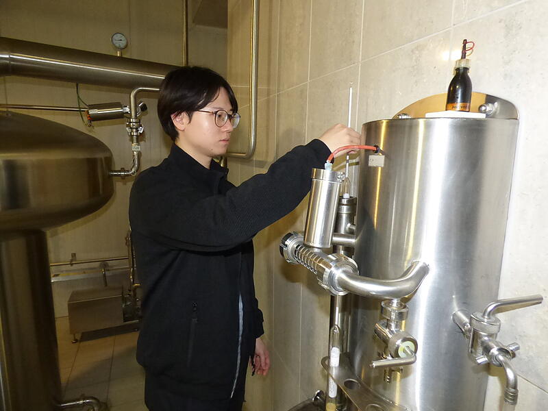 Kentaro Shinada aus Japan arbeitet drei Monate als Praktikant bei der Breitenlesauer Brauerei Krug.
