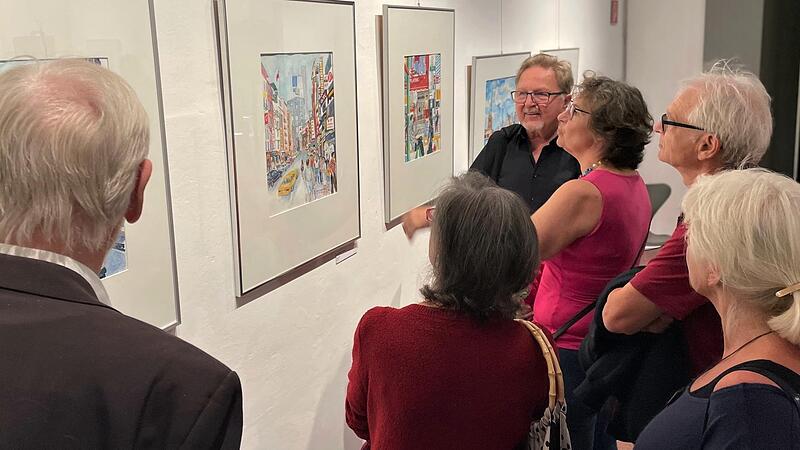 K&uuml;nstler Rudolf Ullmann erkl&auml;rt Besuchern Bilder seiner New-York-Serie.Forchheim & Fr&auml;nkische Schweiz