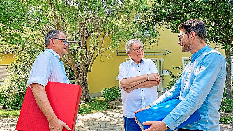 Dekan Friedrich Hohenberger und Wolfgang Heidenreich informieren sich bei Leonard von der Weth über die Bedeutung der Förderung motorischer Fähigkeiten bei Kindern. Dabei nehmen sie Psychomotorik-Würfel in Augenschein und tauschen sich über deren ... Dekan Friedrich Hohenberger und Wolfgang Heidenreich informieren sich bei Leonard von der Weth über die Bedeutung der Förderung motorischer Fähigkeiten bei Kindern. Dabei nehmen sie Psychomotorik-Würfel in Augenschein und tauschen sich über deren ...