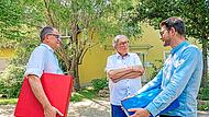 Dekan Friedrich Hohenberger und Wolfgang Heidenreich informieren sich bei Leonard von der Weth &uuml;ber die Bedeutung der F&ouml;rderung motorischer F&auml;higkeiten bei Kindern. Dabei nehmen sie Psychomotorik-W&uuml;rfel in Augenschein und tauschen sich &uuml;ber deren ...