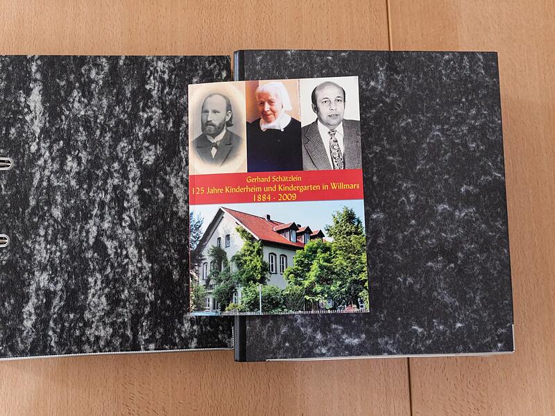 Zwei Aktenordner aus dem Willmarser Archiv und obenauf die Chronik von Lokalhistoriker Gerhard Sch&auml;tzlein: Diese Unterlagen konnten die Missbrauchsbetroffenen des Kinderheims einsehen