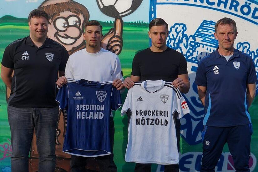 M&ouml;nchr&ouml;dens Sportlicher Leiter Christian Holzmann stellt die Neuzug&auml;nge Nikolaos Zagoridis und Sergen Dinc (v. l.) vor.