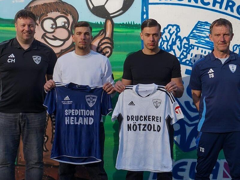 M&ouml;nchr&ouml;dens Sportlicher Leiter Christian Holzmann stellt die Neuzug&auml;nge Nikolaos Zagoridis und Sergen Dinc (v. l.) vor.