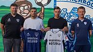 M&ouml;nchr&ouml;dens Sportlicher Leiter Christian Holzmann stellt die Neuzug&auml;nge Nikolaos Zagoridis und Sergen Dinc (v. l.) vor.