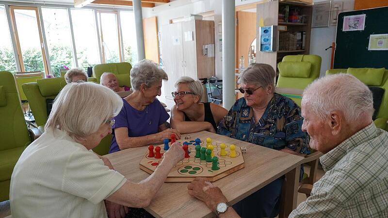 In der Tagespflege Neuenmarkt erleben Senioren viel Gemeinschaft. In der Tagespflege Neuenmarkt erleben Senioren viel Gemeinschaft.