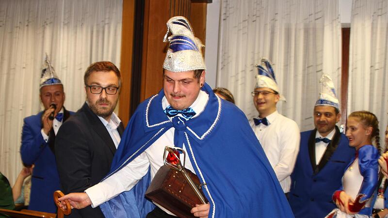 Markus II.  stibitzt dem Rentweinsdorfer Bürgermeister am Ende auch den Rathausschlüssel. Die Rentweinsdorfer stiegen voller Begeisterung in die Faschings-Session 2024 ein.