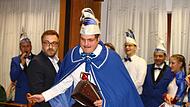 Markus II.  stibitzt dem Rentweinsdorfer Bürgermeister am Ende auch den Rathausschlüssel. Die Rentweinsdorfer stiegen voller Begeisterung in die Faschings-Session 2024 ein.