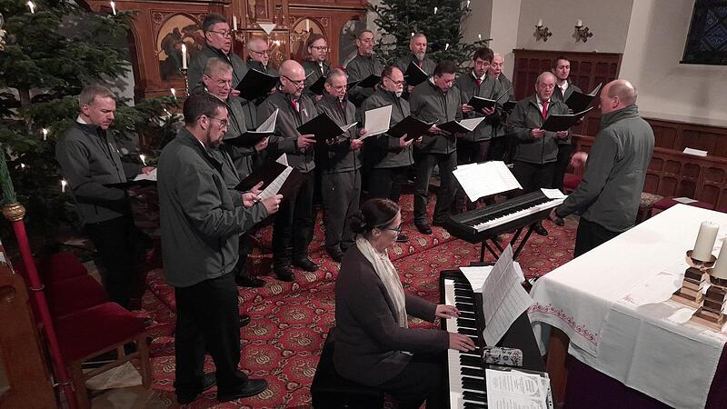 Den Männerchor des Gesangvereins Cäcilia 1903 aus Enchenreuth mit ihrem Dirigenten Peter Schmitt, begleitet von Birgit Vogel am Piano Den Männerchor des Gesangvereins Cäcilia 1903 aus Enchenreuth mit ihrem Dirigenten Peter Schmitt, begleitet von Birgit Vogel am Piano