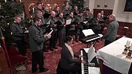 Den Männerchor des Gesangvereins Cäcilia 1903 aus Enchenreuth mit ihrem Dirigenten Peter Schmitt, begleitet von Birgit Vogel am Piano