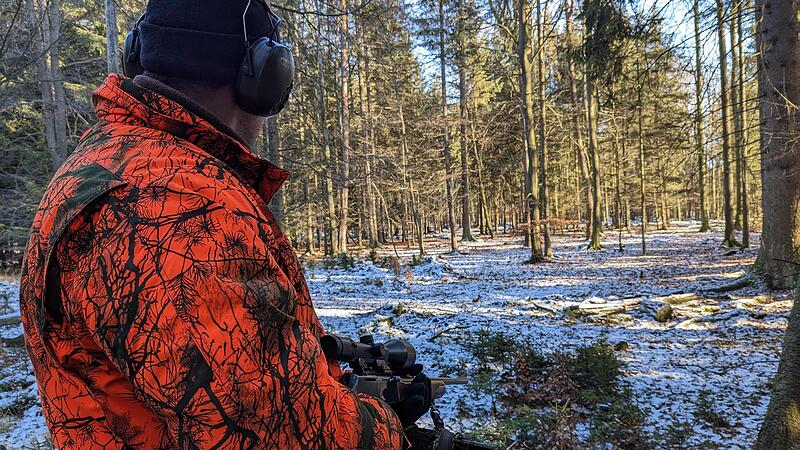 Leiter des Amtes für Ernährung, Landwirtschaft und Forsten (AELF) und Hobbyjäger Oliver Kröner auf der Jagd. Leiter des Amtes für Ernährung, Landwirtschaft und Forsten (AELF) und Hobbyjäger Oliver Kröner auf der Jagd.